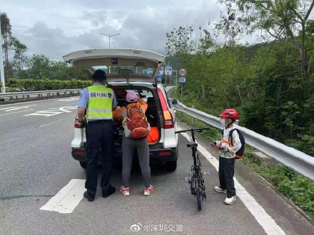 母子骑行上高速想抄近路回家,交警及时劝导安全带离 母子骑行上高速想抄近路回家,交警及时劝导安全带离
