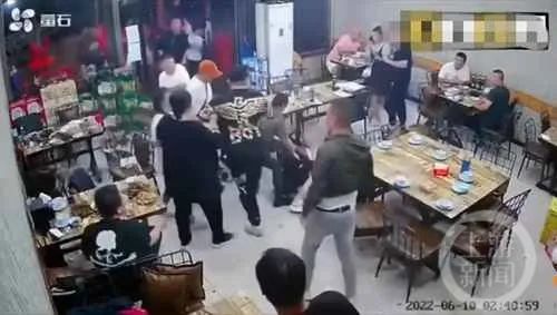唐山一烧烤店多名男子殴打女性,警方通报! 唐山一烧烤店多名男子殴打女性,警方通报!