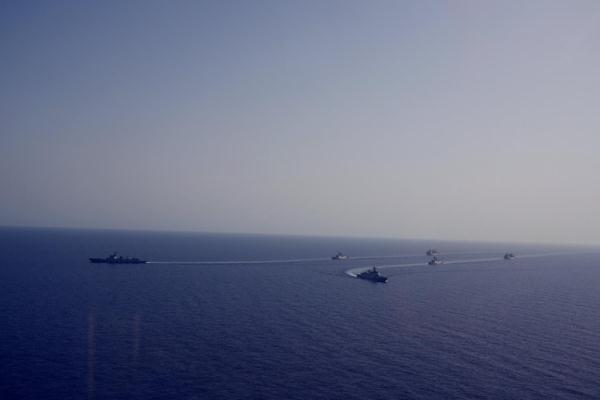 中国海军第40、41批护航编队在亚丁湾海域分航 中国海军第40、41批护航编队在亚丁湾海域分航