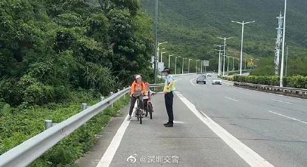 母子骑行上高速想抄近路回家,交警及时劝导安全带离 母子骑行上高速想抄近路回家,交警及时劝导安全带离