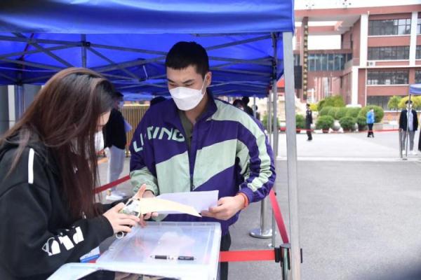 对话骑送餐车去高考的外卖小哥:不需要资助,梦想考上北师大未来当老师 对话骑送餐车去高考的外卖小哥:不需要资助,梦想考上北师大未来当老师