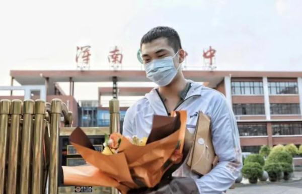 沈阳外卖小哥结束高考，最大梦想是当老师！曾一边送外卖一边复习…