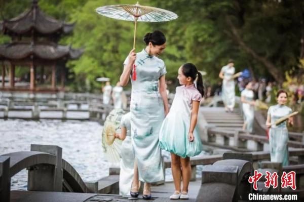 旗袍何时可以不必借光就“旗开得胜”？