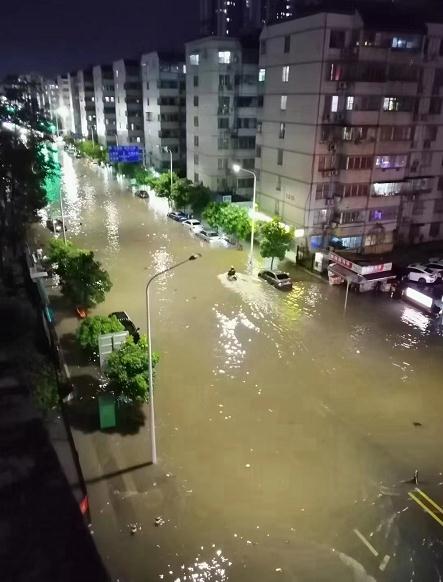 今天的你被雨淋湿了吗？广西新一轮持续性暴雨天气来袭 ，各地发布暴雨红色预警信号