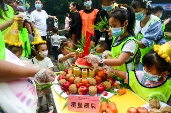 组团卖萌，重庆动物园六只“滚滚”集体过生日
