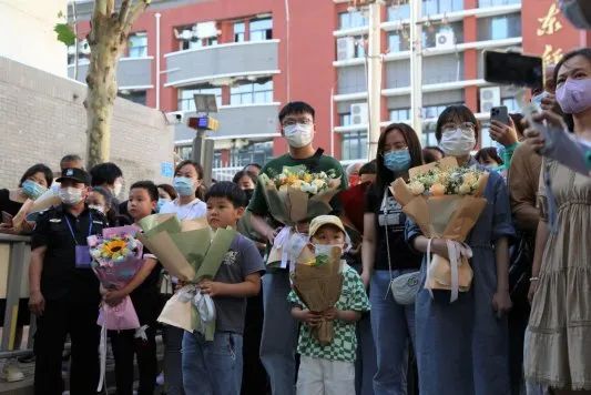 直击高考结束现场|那些被定格的温馨瞬间和被铭记的“名场面” 直击高考结束现场|那些被定格的温馨瞬间和被铭记的“名场面”