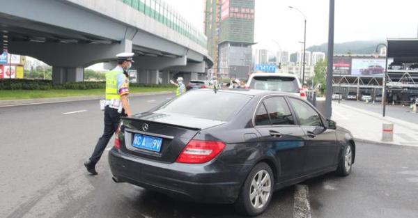 男子看中了一辆奔驰小车，没想到刚开出门试驾，跑了两公里就被抓了！