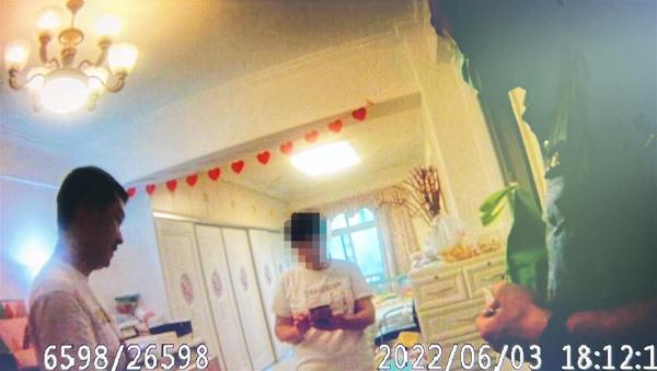 老人深陷保健品圈套 民警上门耐心劝阻