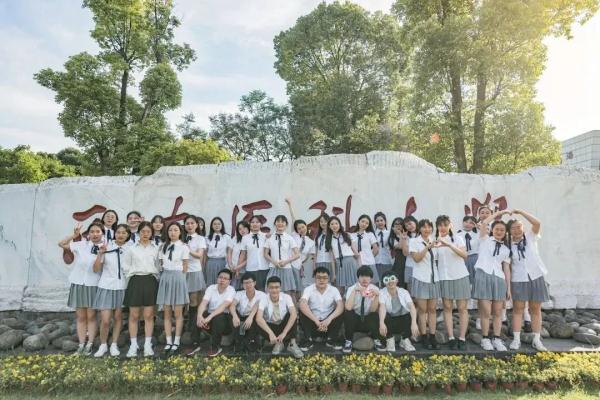 长知识了，毕业照还能这么拍？