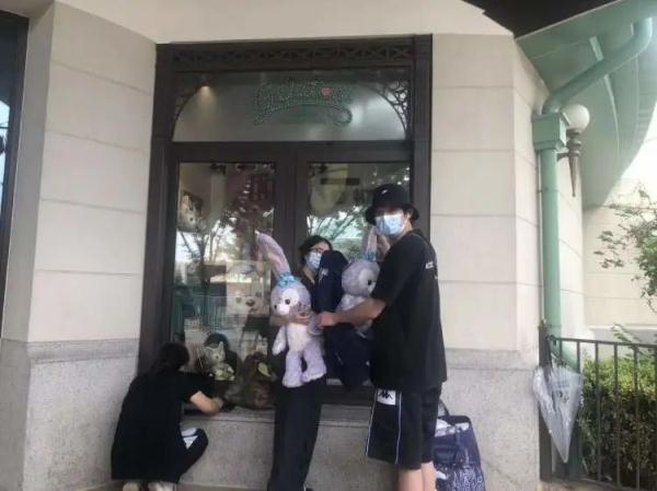迪士尼世界商店开门，有人冒雨6点就来排队了！星黛露最抢手→