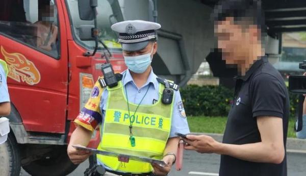 男子看中了一辆奔驰小车，没想到刚开出门试驾，跑了两公里就被抓了！