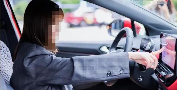 男子看中了一辆奔驰小车，没想到刚开出门试驾，跑了两公里就被抓了！
