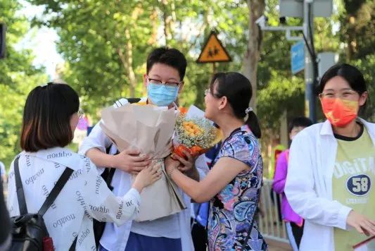 直击高考结束现场|那些被定格的温馨瞬间和被铭记的“名场面” 直击高考结束现场|那些被定格的温馨瞬间和被铭记的“名场面”