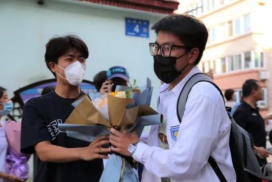 直击高考结束现场|那些被定格的温馨瞬间和被铭记的“名场面” 直击高考结束现场|那些被定格的温馨瞬间和被铭记的“名场面”