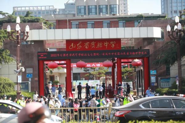 直击高考结束现场|那些被定格的温馨瞬间和被铭记的“名场面” 直击高考结束现场|那些被定格的温馨瞬间和被铭记的“名场面”