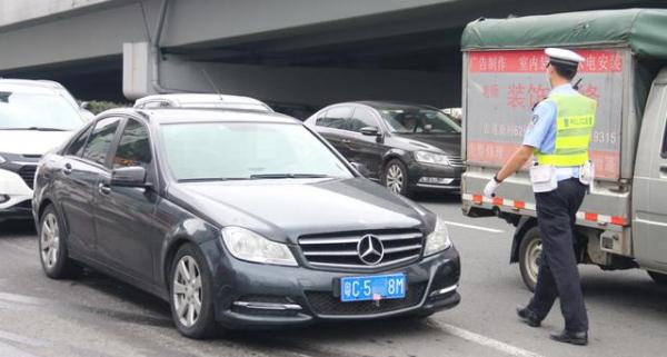 男子看中了一辆奔驰小车，没想到刚开出门试驾，跑了两公里就被抓了！