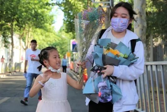 直击高考结束现场|那些被定格的温馨瞬间和被铭记的“名场面” 直击高考结束现场|那些被定格的温馨瞬间和被铭记的“名场面”