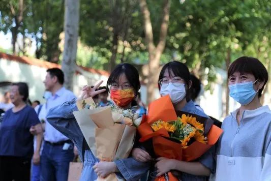直击高考结束现场|那些被定格的温馨瞬间和被铭记的“名场面” 直击高考结束现场|那些被定格的温馨瞬间和被铭记的“名场面”