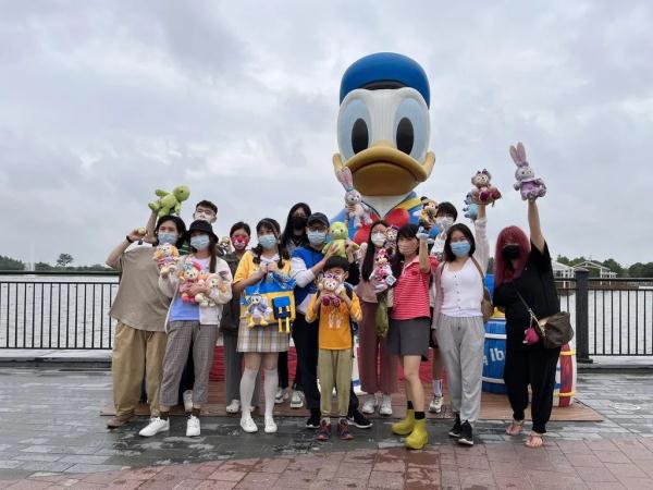 迪士尼世界商店开门，有人冒雨6点就来排队了！星黛露最抢手→