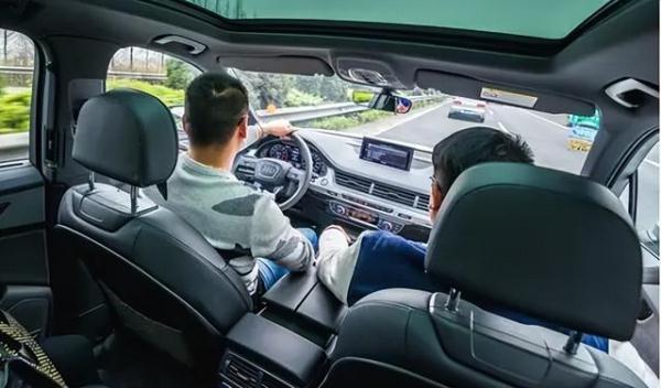 男子看中了一辆奔驰小车，没想到刚开出门试驾，跑了两公里就被抓了！