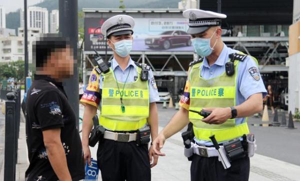 男子看中了一辆奔驰小车，没想到刚开出门试驾，跑了两公里就被抓了！