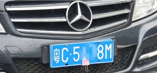 男子看中了一辆奔驰小车，没想到刚开出门试驾，跑了两公里就被抓了！