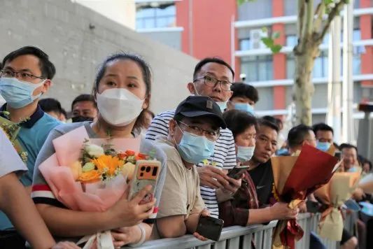 直击高考结束现场|那些被定格的温馨瞬间和被铭记的“名场面” 直击高考结束现场|那些被定格的温馨瞬间和被铭记的“名场面”