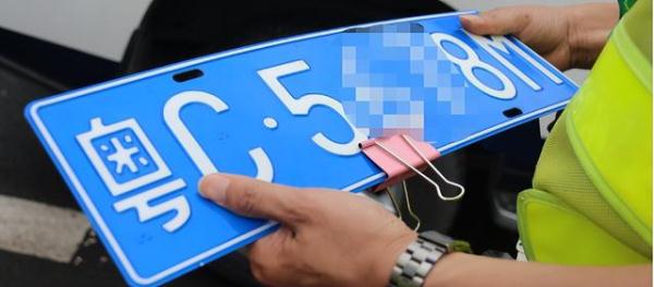 男子看中了一辆奔驰小车，没想到刚开出门试驾，跑了两公里就被抓了！