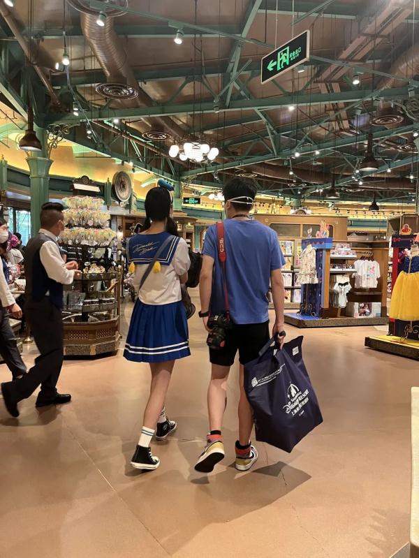上海迪士尼部分恢复运营，游客冒雨排队进商店，不少人买了星黛露