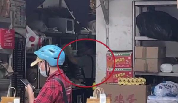 用嘴尝粥、徒手抓食物…网红粥店后厨曝光！记者走访广州门店→