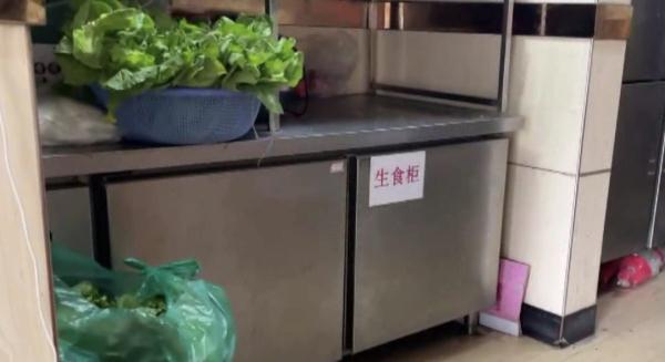 用嘴尝粥、徒手抓食物…网红粥店后厨曝光！记者走访广州门店→