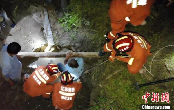 老人身陷泥潭6小时 消防队员徒手“刨坑”救助