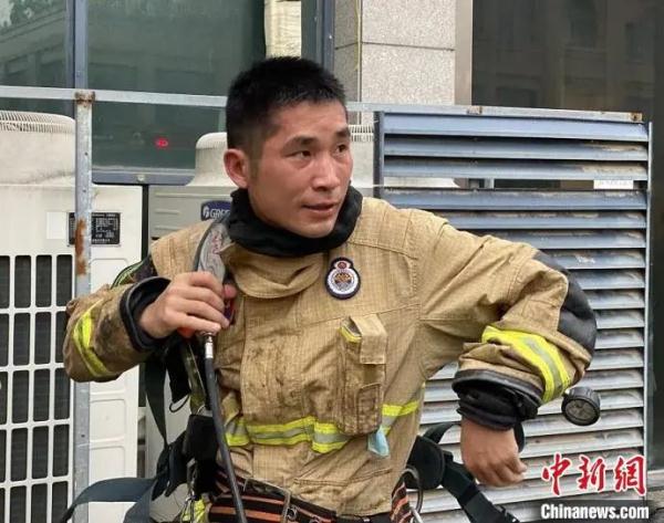 他刚结婚三月，他自幼失去双亲…