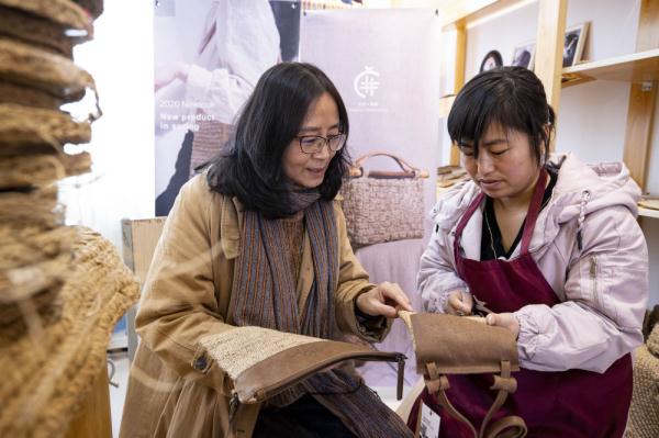 中国西北移民巧手编织致富密“麻”