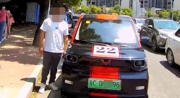 黑白双色、双边双出加粗排气管、保时捷轮胎！如此扎眼的奥迪，交警怎能没看到
