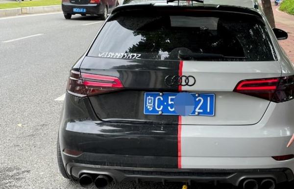 黑白双色、双边双出加粗排气管、保时捷轮胎！如此扎眼的奥迪，交警怎能没看到