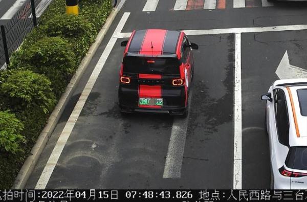 黑白双色、双边双出加粗排气管、保时捷轮胎！如此扎眼的奥迪，交警怎能没看到
