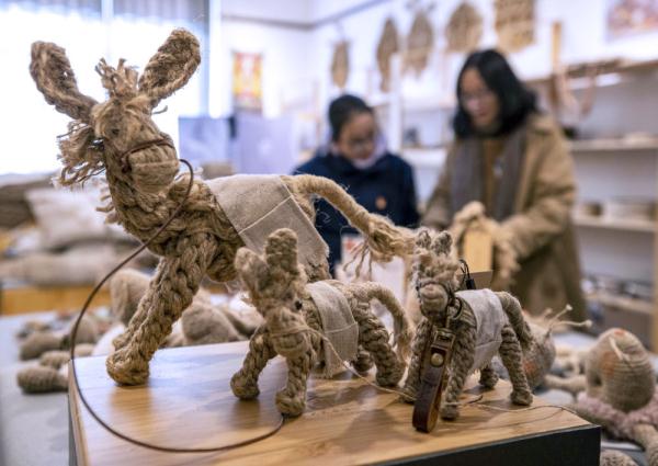 中国西北移民巧手编织致富密“麻”