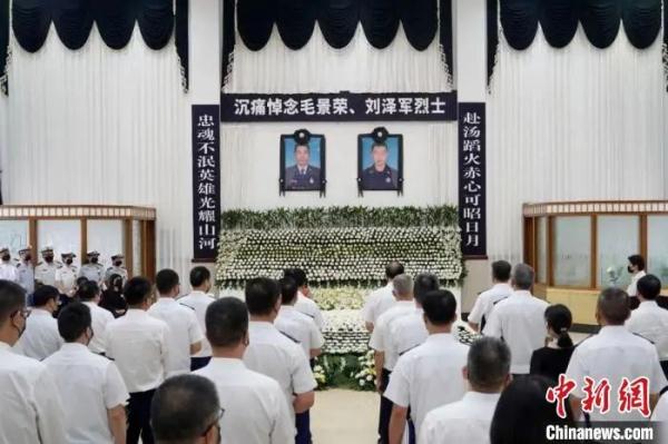他刚结婚三月，他自幼失去双亲…
