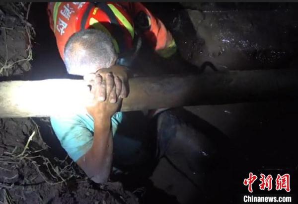 老人身陷泥潭6小时 消防队员徒手“刨坑”救助
