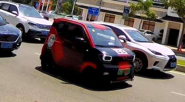黑白双色、双边双出加粗排气管、保时捷轮胎！如此扎眼的奥迪，交警怎能没看到