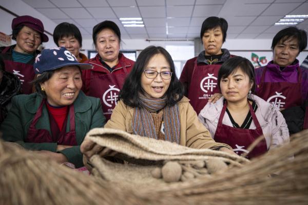 中国西北移民巧手编织致富密“麻”