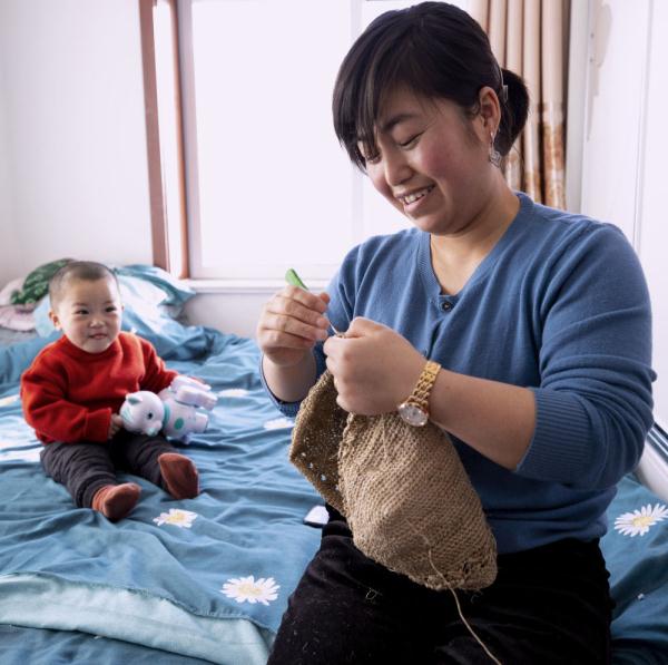 中国西北移民巧手编织致富密“麻”