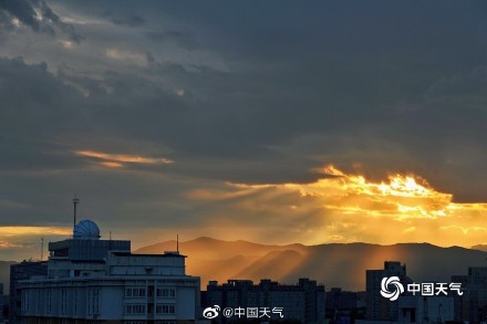 惊艳！北京夕阳西沉 金色光芒倾泻而下