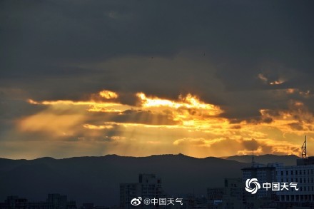 惊艳！北京夕阳西沉 金色光芒倾泻而下