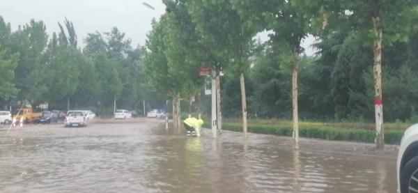 暴风雨中 井陉辅警双手疏通堵塞下水道