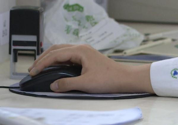 女子一早起来突然“聋”了,原因很多人都在犯 女子一早起来突然“聋”了,原因很多人都在犯