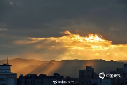 惊艳！北京夕阳西沉 金色光芒倾泻而下