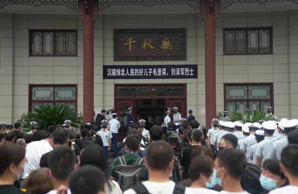 1岁丧父3岁丧母，吃百家饭长大！英雄，故乡等你回家