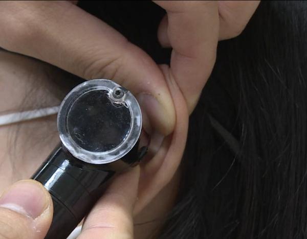 女子一早起来突然“聋”了,原因很多人都在犯 女子一早起来突然“聋”了,原因很多人都在犯